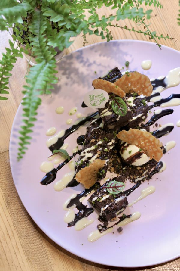 森林小徑健行店享受美食